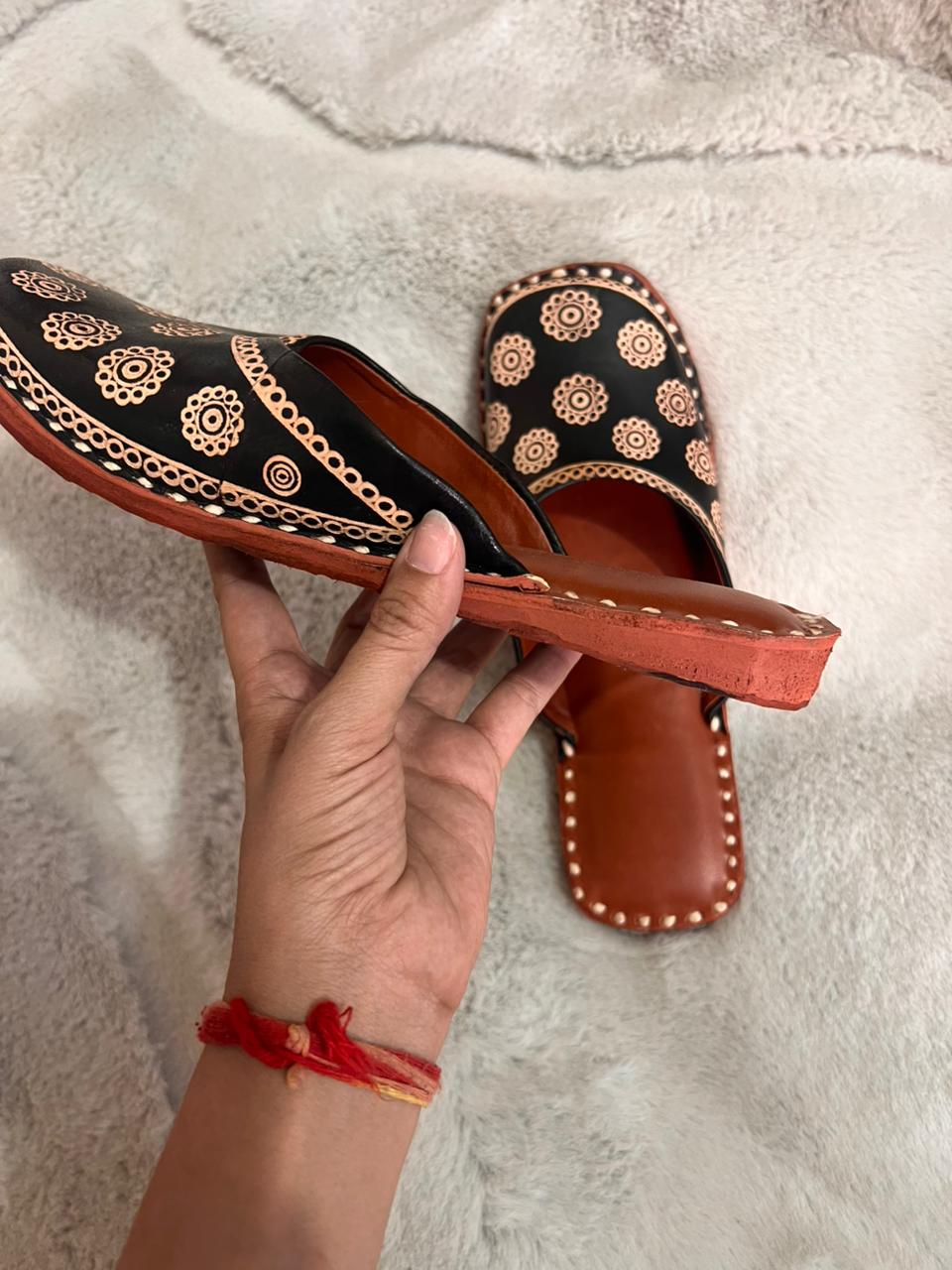 Beautiful Black Color Pure Leather Designer Mojadi Mules