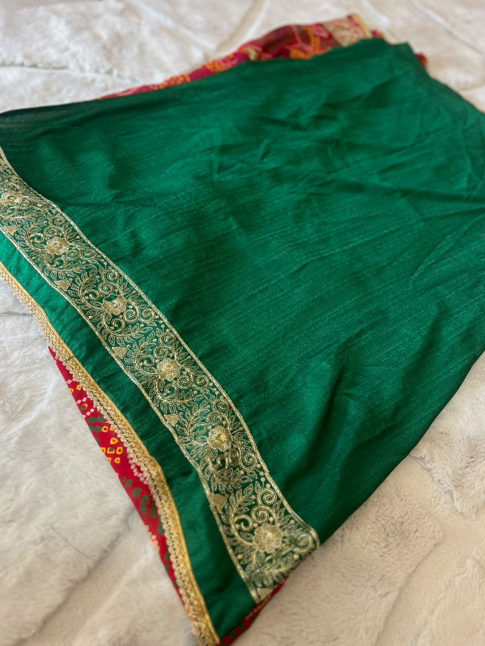 Red Chunari Ki Traditional Saree with Green Blouse Piece