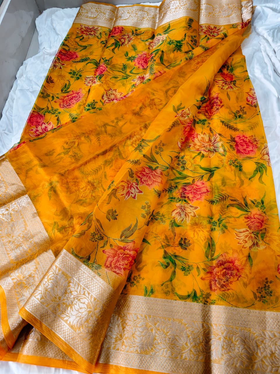 Beautiful Flower Design Heavy Border Saree with Blouse Piece