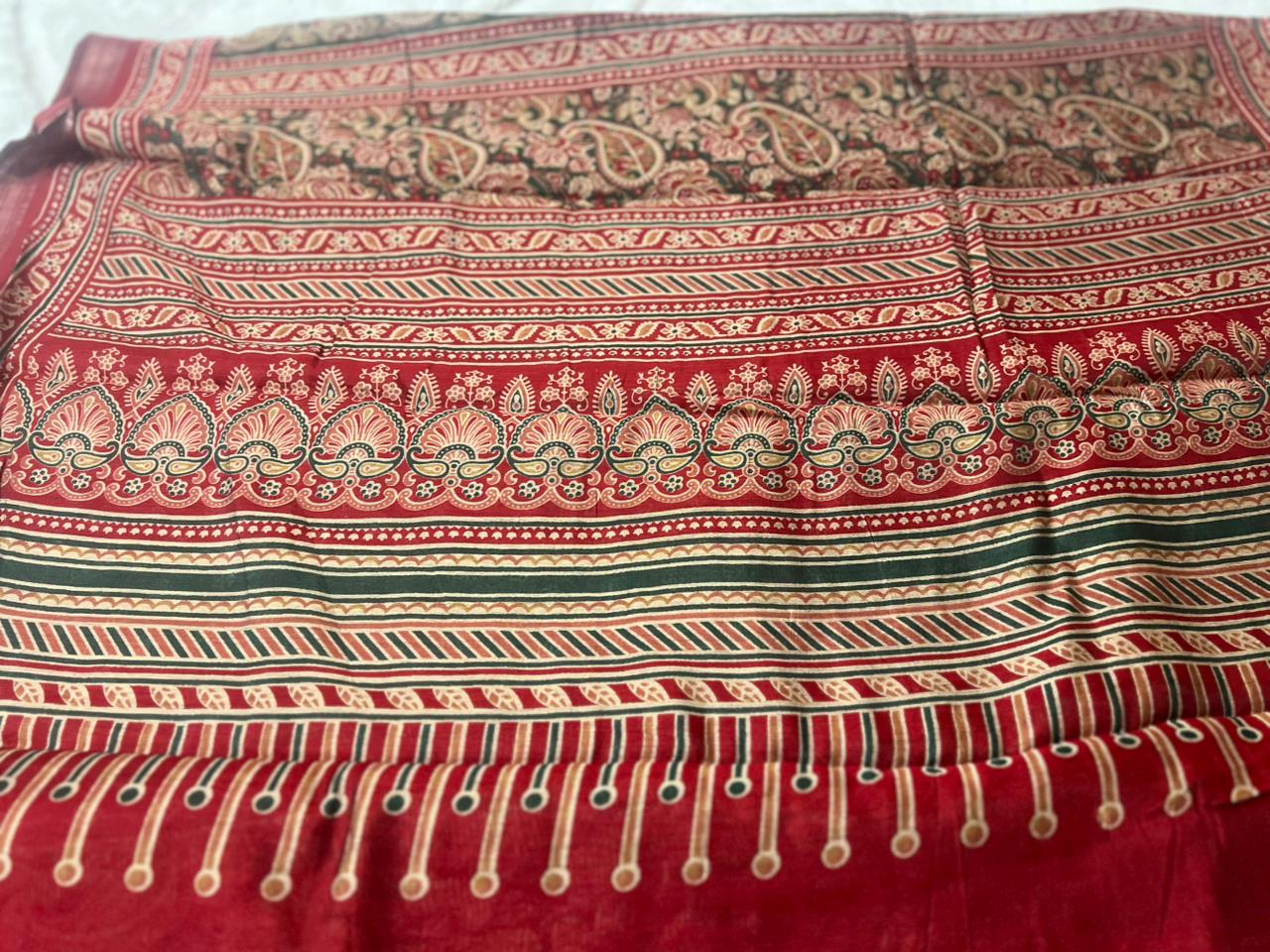 Beautiful Pure Malmal Green and Red Combination Saree with Thread Zari Work