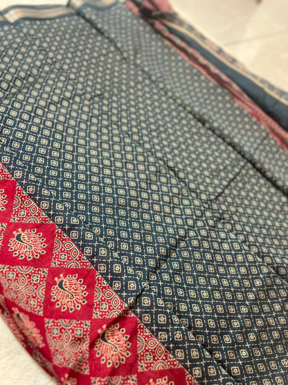 Beautiful Pure Malmal Pink and Blue Combination Saree with Thread Zari Work