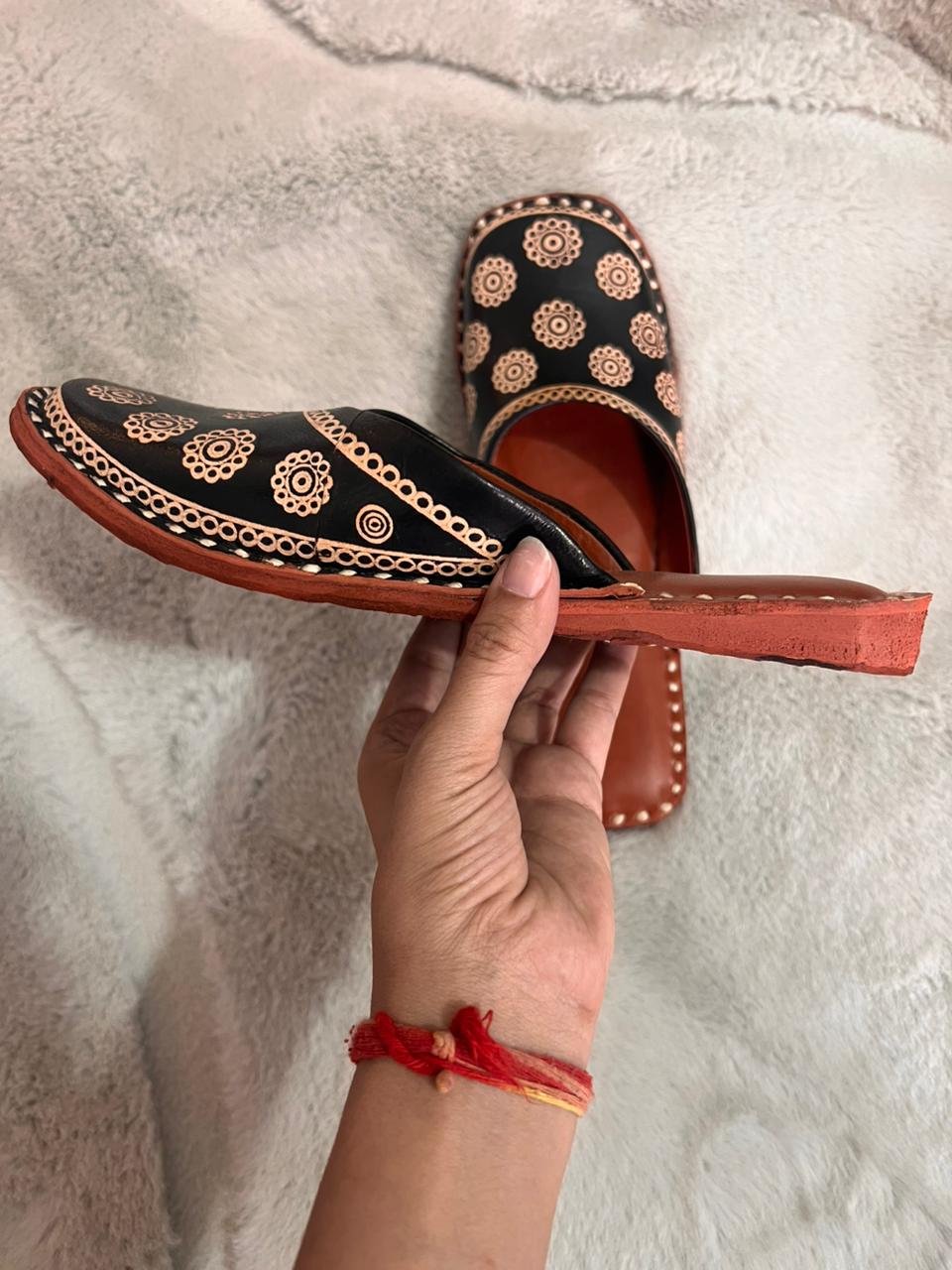 Beautiful Black Color Pure Leather Designer Mojadi Mules