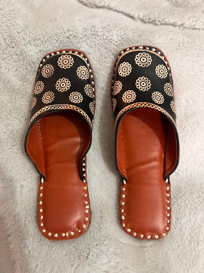 Beautiful Black Color Pure Leather Designer Mojadi Mules