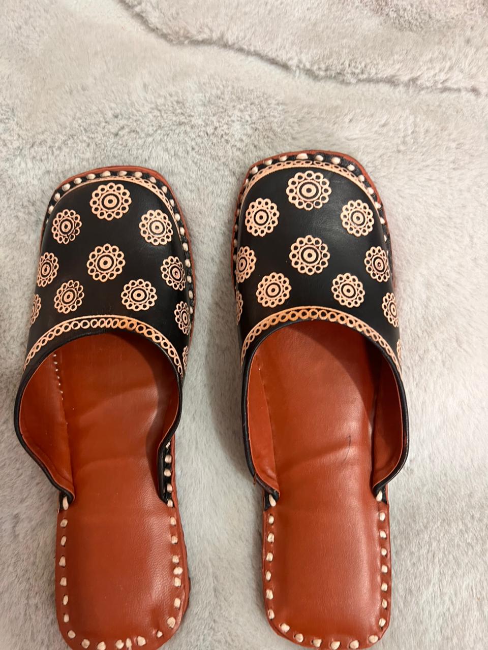 Beautiful Black Color Pure Leather Designer Mojadi Mules