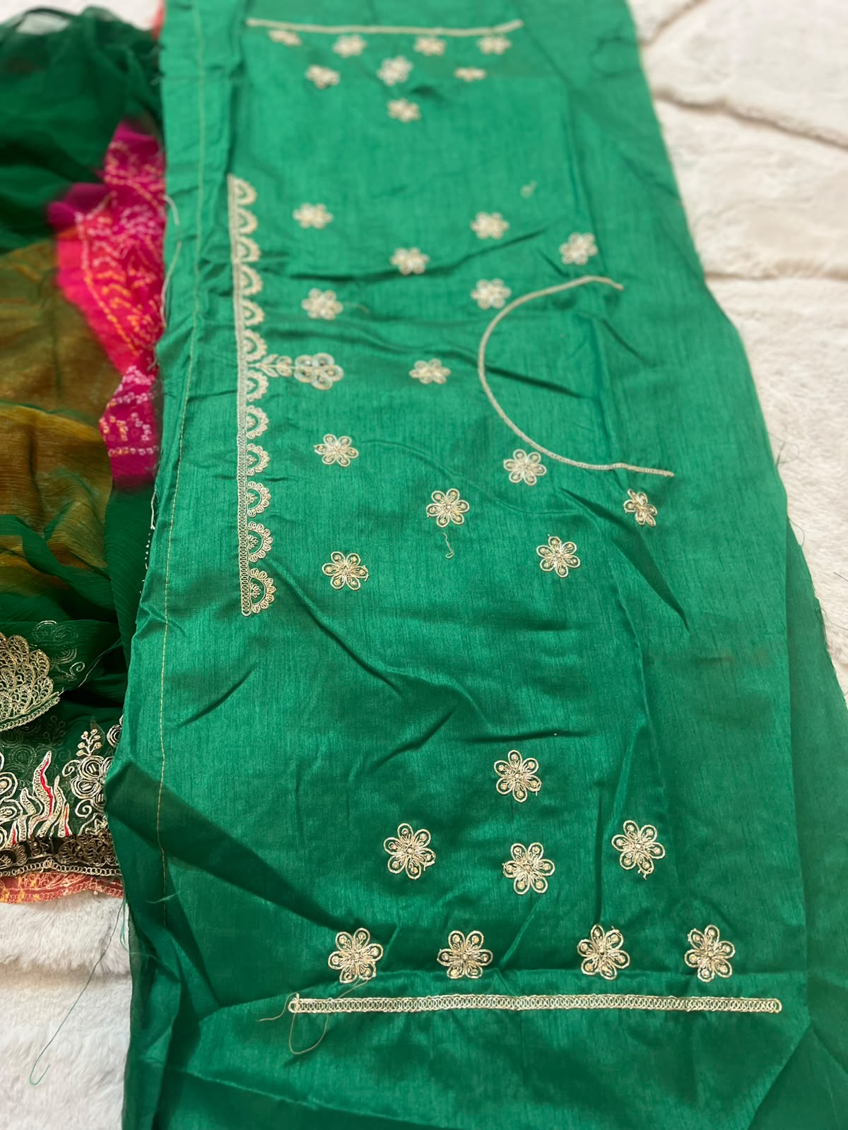 Beautiful Rajasthani Traditional Bandhini Pachrangi Saree with Blouse Piece