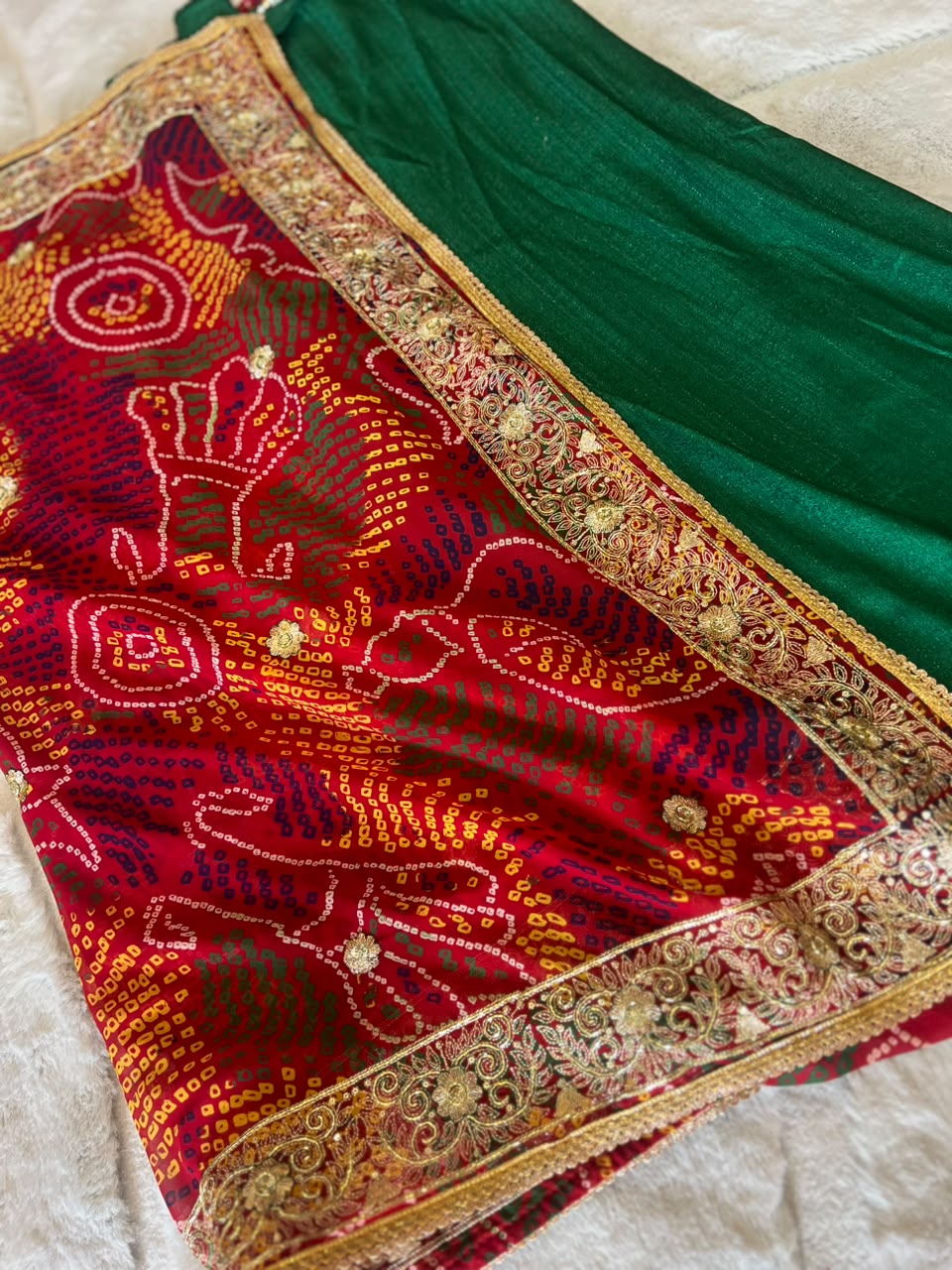 Red Chunari Ki Traditional Saree with Green Blouse Piece