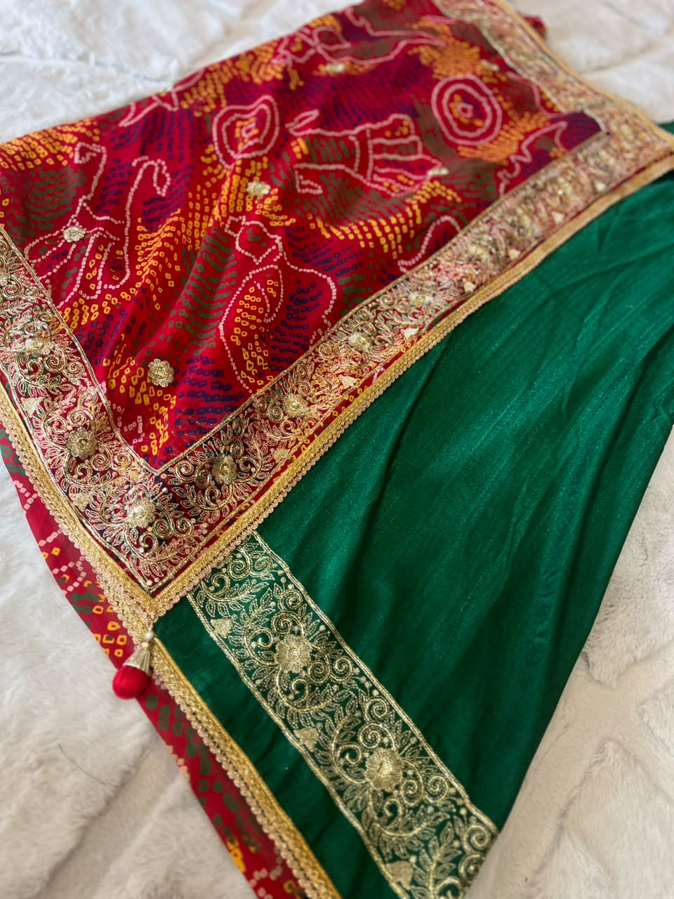 Red Chunari Ki Traditional Saree with Green Blouse Piece