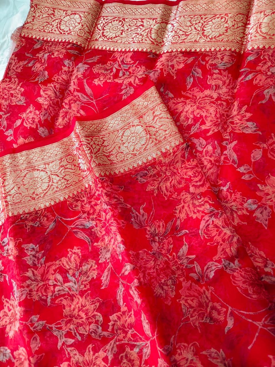 Beautiful Flower Printed Heavy Border Saree with Blouse Piece