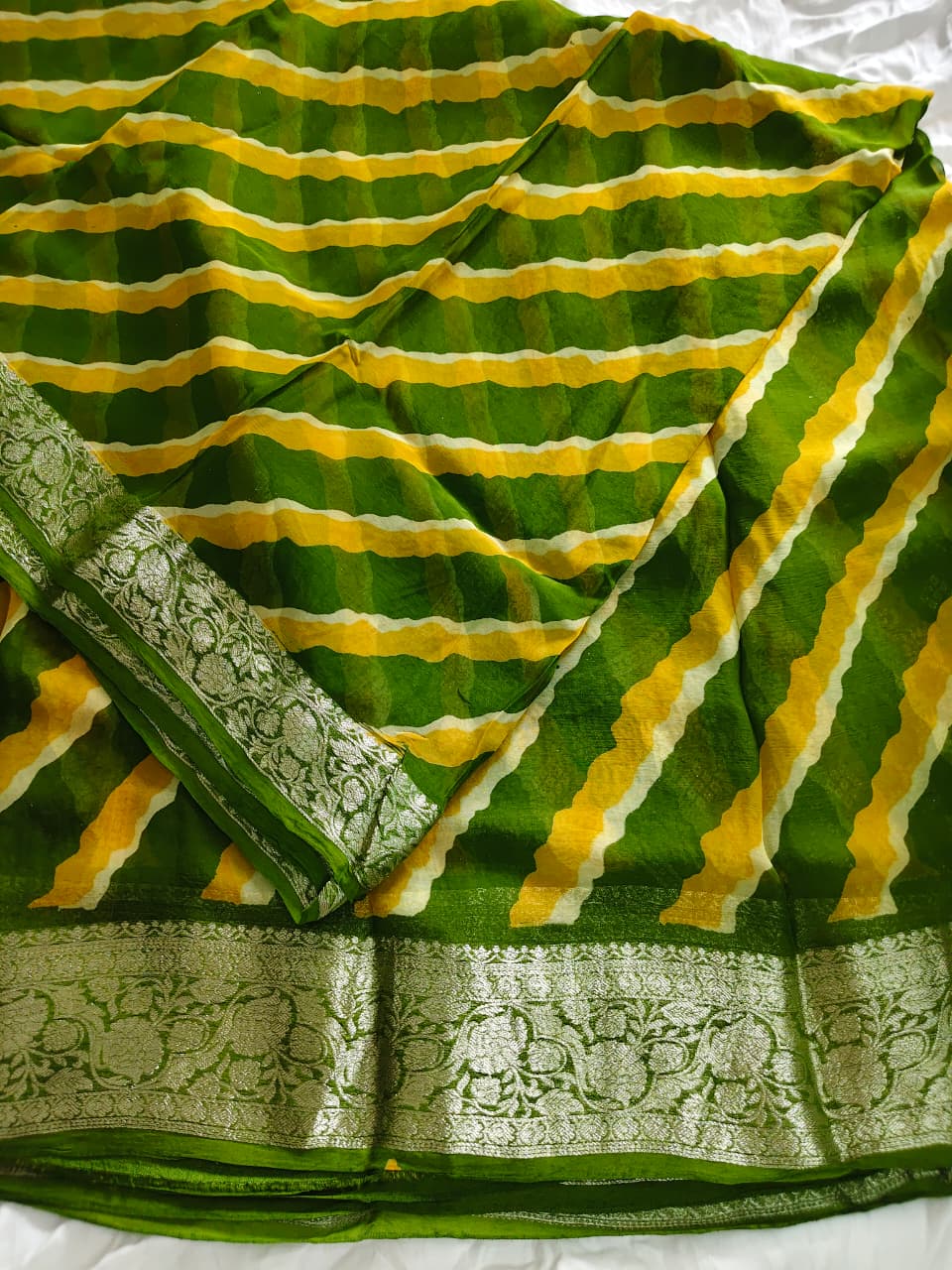 Beautiful Green Lahariya Saree with Heavy Border and Blouse Piece