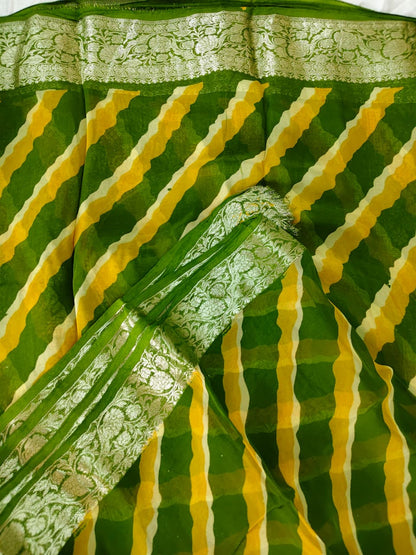 Beautiful Green Lahariya Saree with Heavy Border and Blouse Piece