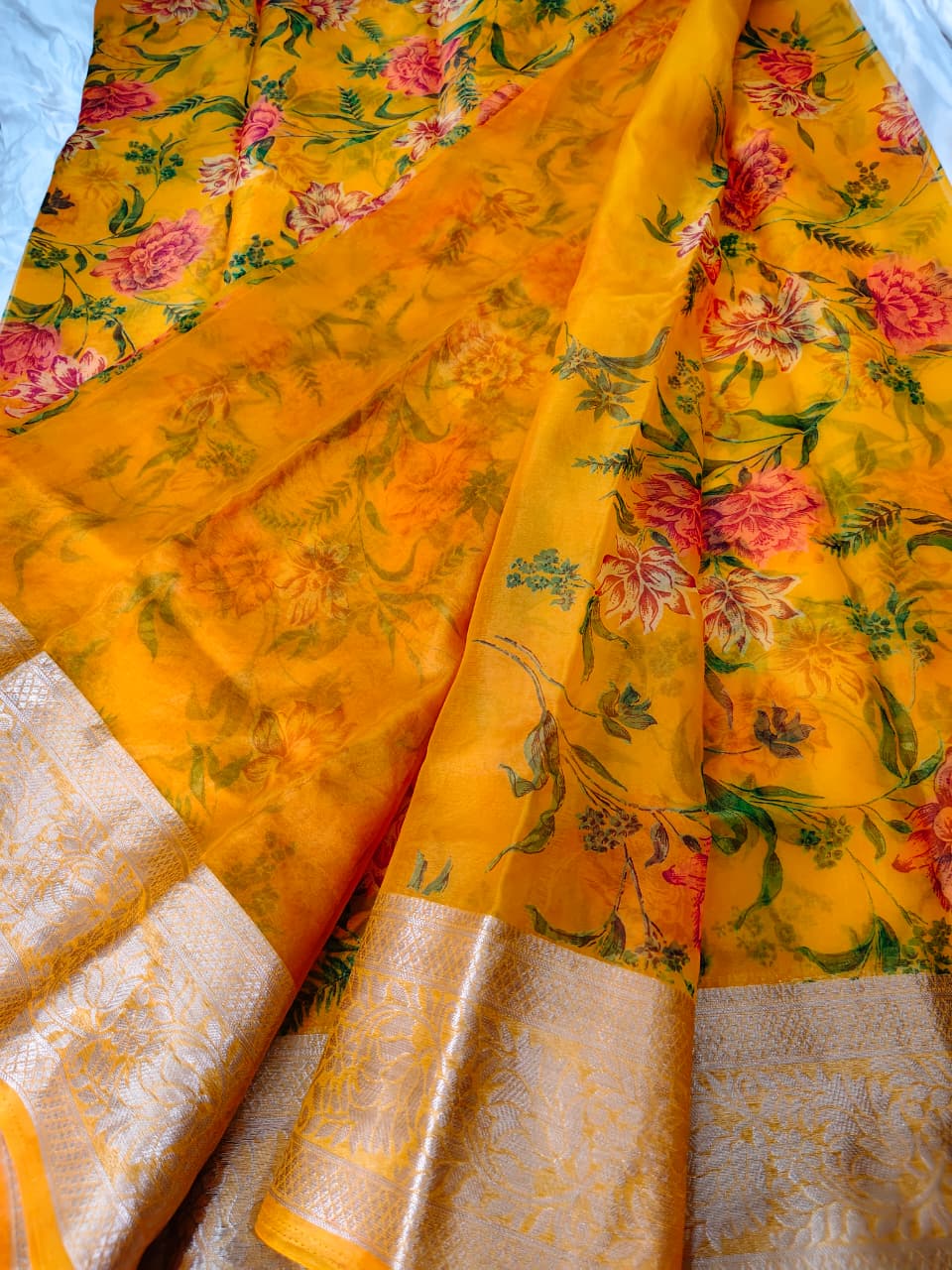 Beautiful Flower Design Heavy Border Saree with Blouse Piece