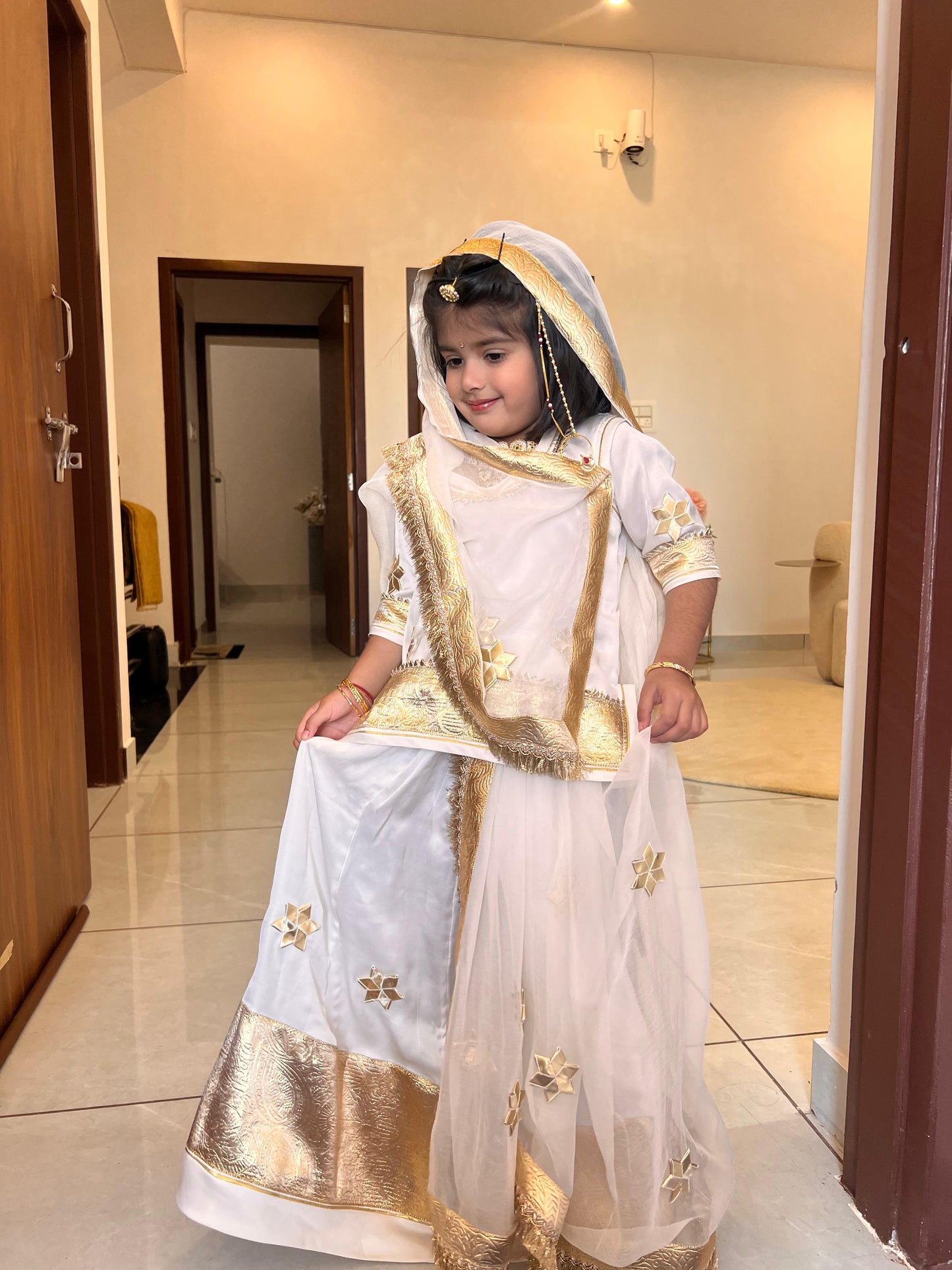Little Girl Gota Work Modal Slik Kid Poshak